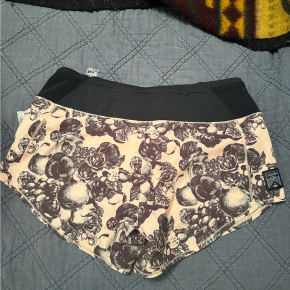 Oiselle Run Mid Rise Roga Shorts - Picture 3 of 3